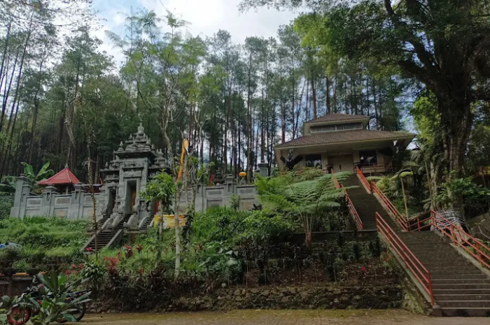 Keraton Gunung Kawi adalah salah satu destinasi wisata sejarah yang wajib dikunjungi di Kabupaten Malang (Google Maps BeeDDjoo).