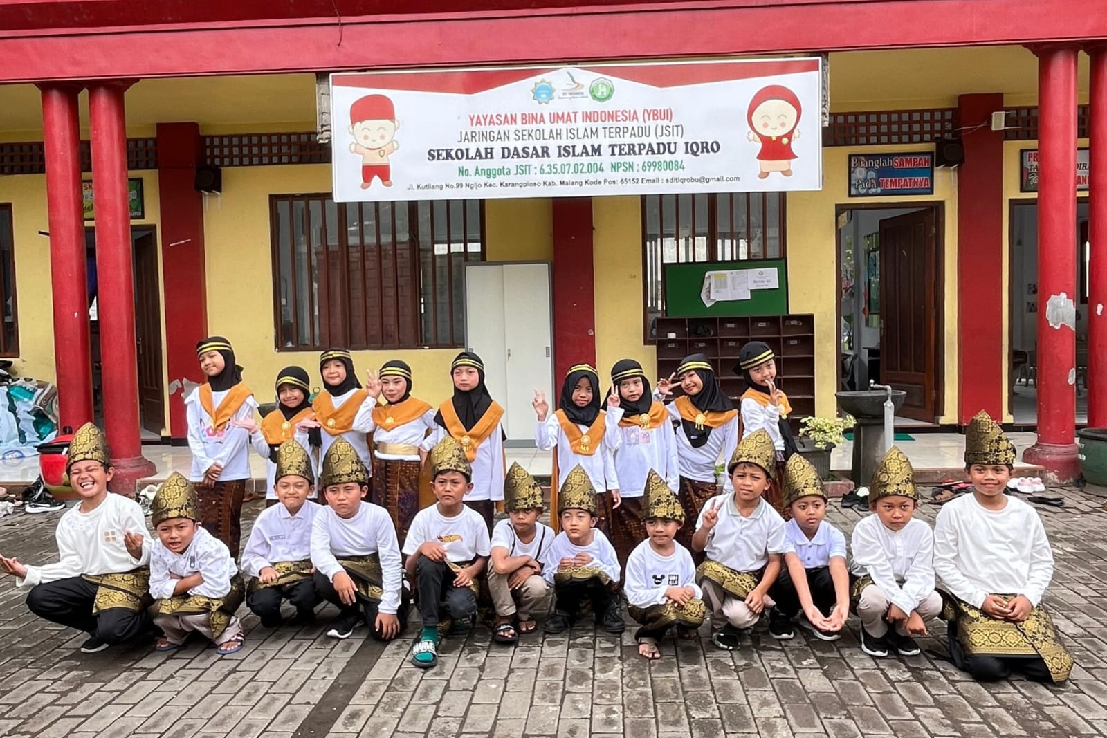 JAJAL KREATIVITAS: Para siswa SDIT IQRO Bina Umat Karangploso setelah melakukan penampilan di hadapan wali murid.