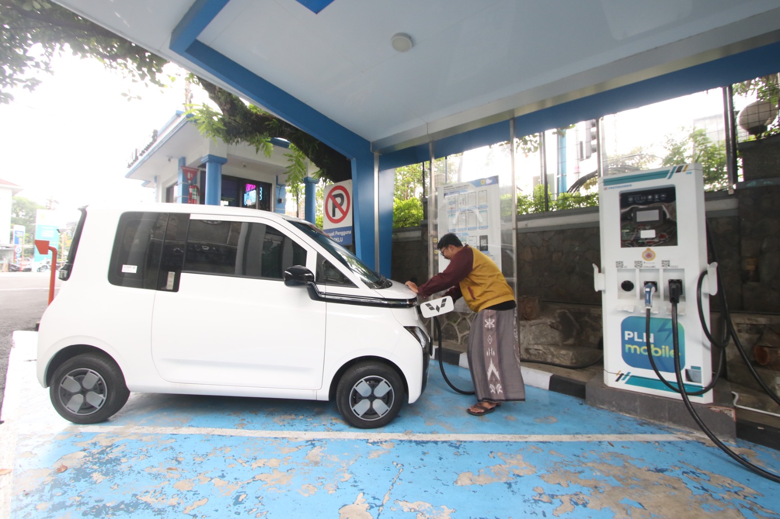 SALAH SATU JUJUKAN: Salah satu pengendara mobil listrik memanfaatkan SPKLU di Kantor UP3 PLN Malang, kemarin.