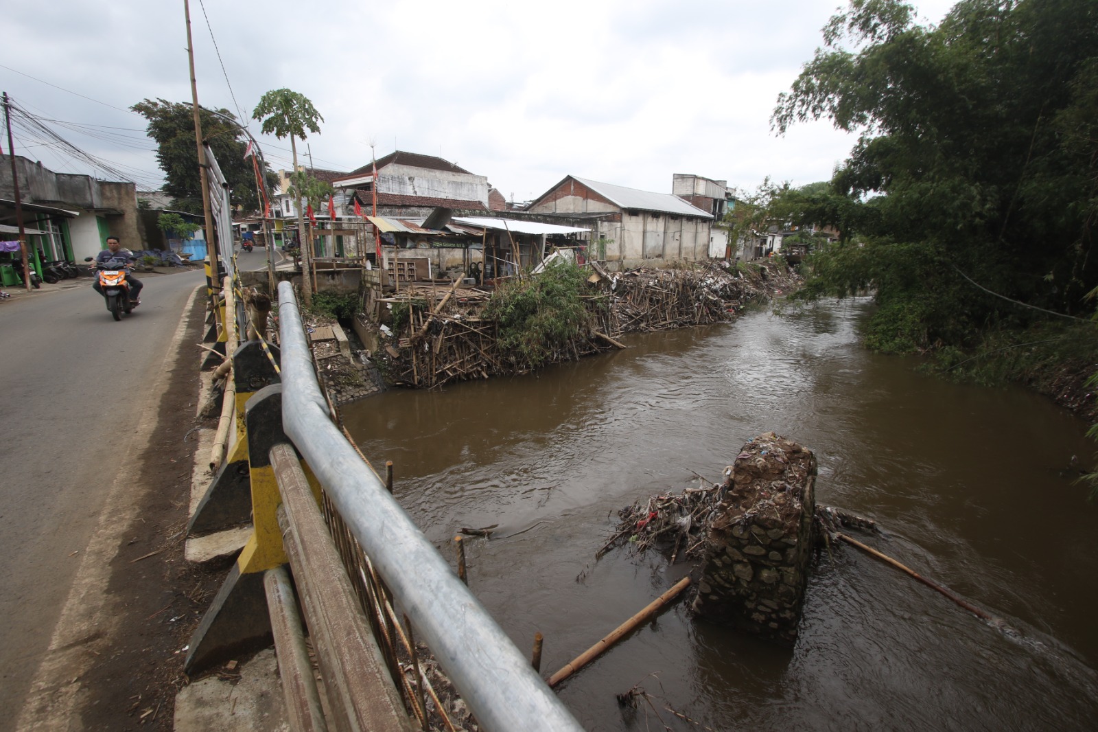 DAPAT PERHATIAN: Jembatan di Kelurahan Lesanpuro, Kecamatan Kedungkandang sempat terdampak banjir, beberapa waktu lalu. Untuk mencegah banyaknya korban, BPBD telah menyiapkan pemasangan alat deteksi.