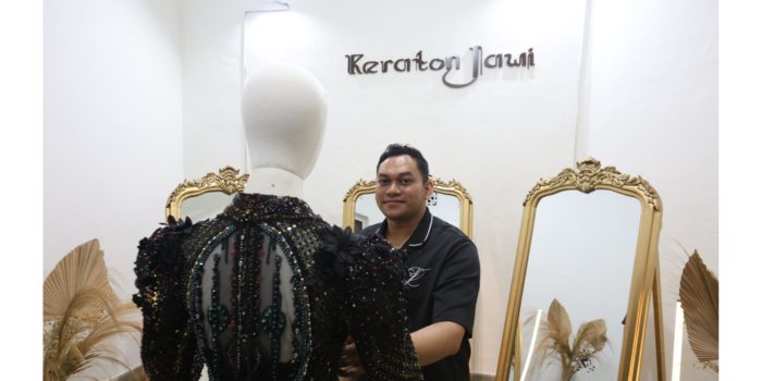 EKSKLUSIF: Rangga Soekarto menunjukkan salah satu koleksi kebaya premium di tempatnya. Sewa pertama untuk kebaya itu senilai Rp 35 juta.