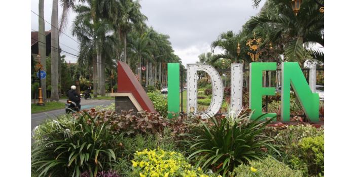 RUSAK: Penutup lampu signage di taman Jalan Ijen pecah akibat dirusak pria yang mengaku meluapkan emosi karena rasa cemburu.