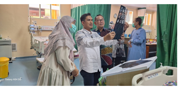 TERUS DIANTAU: Tim dokter RSUD dr Saiful Anwar Malang mengamati hasil pemeriksaan korban luka dari kecelakaan bus pariwisata