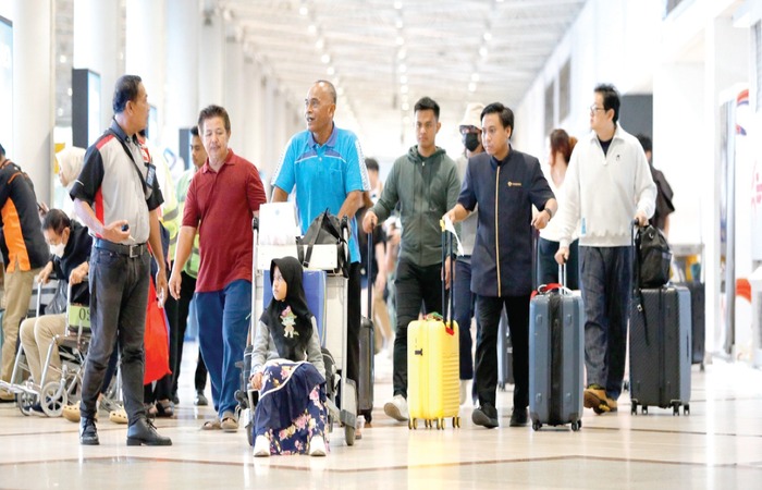 SELESAI BERLIBUR: Penumpang memadati area kedatangan di Bandara Internasional Juanda kemarin siang