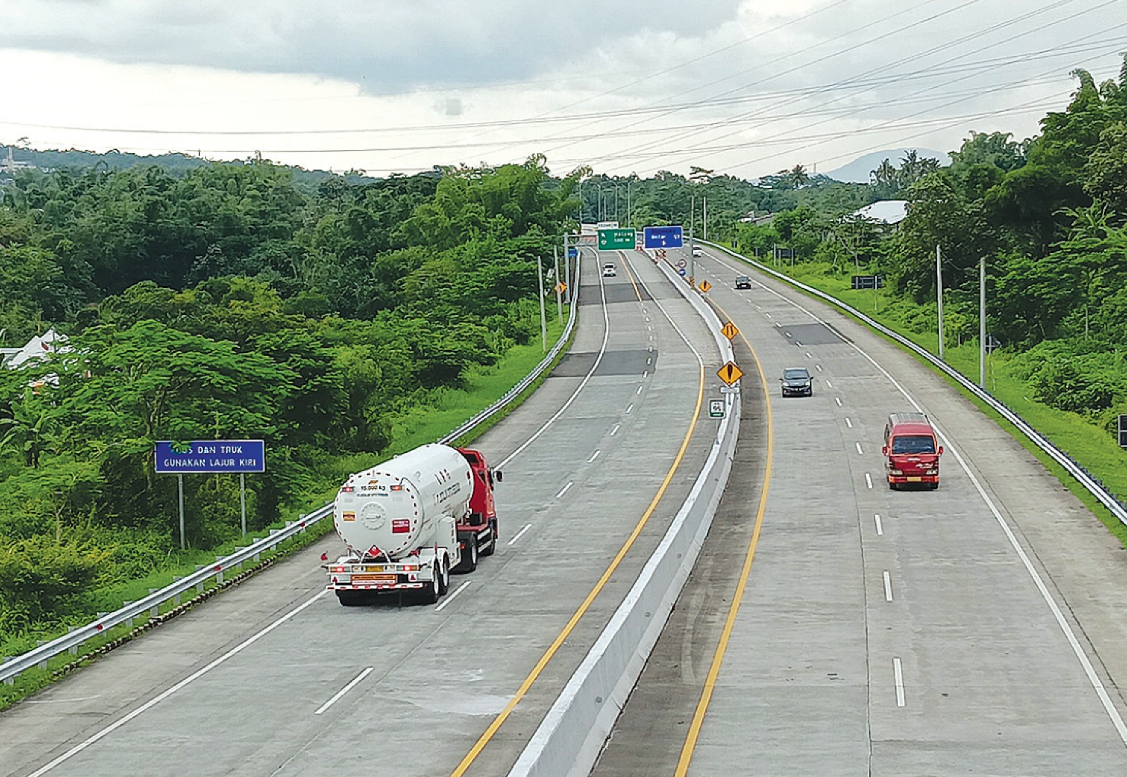 PROYEK NASIONAL: Arus lalu lintas kendaraan di tol Pakis, Kabupaten Malang lancar. jalur dari Pakis direncanakan akan berlanjut hingga Kepanjen.