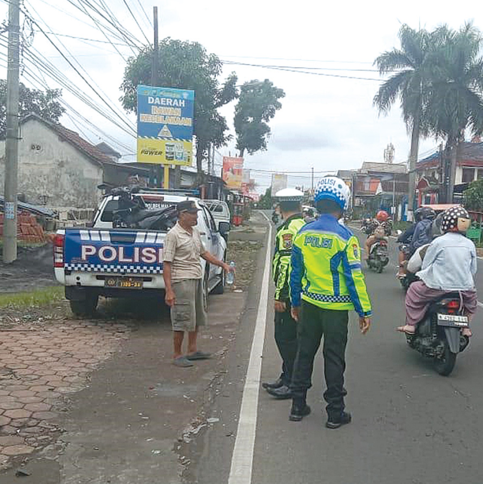 LAKA: Polisi melakukan oleh TKP di lokasi kecelakaan, jalan Raya Pakis, Desa Pakis Kembar, Kecamatan Pakis kemarin (1/1).