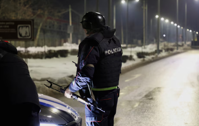 Anggota polisi berdiri di pos pemeriksaan dekat tempat seorang pria bersenjata melepaskan tembakan (Foto: REUTERS/Stevo Vasiljevic)