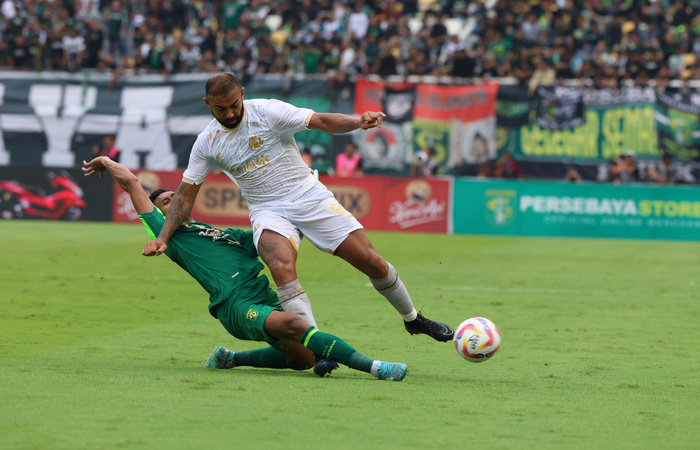BELUM MAKSIMAL:  Dalberto Luan Belo (kanan) berusaha lepas dari penjagaan  bek Persebaya dalam laga pekan ke-13, 7 Desember lalu.