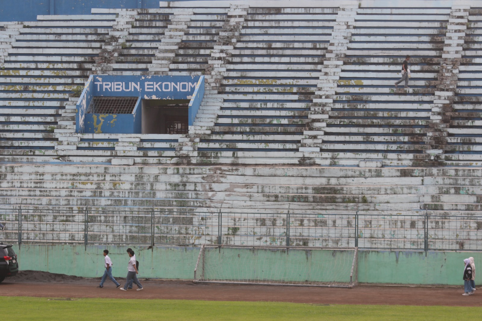 DIGEBER EMPAT BULAN: Tribun Stadion Gajayana bakal dicat ulang. Itu menjadi bagian dari proses rehabilitasi untuk menyambut porprov 2025. SATRIA CAHYONO / RADAR MALANG