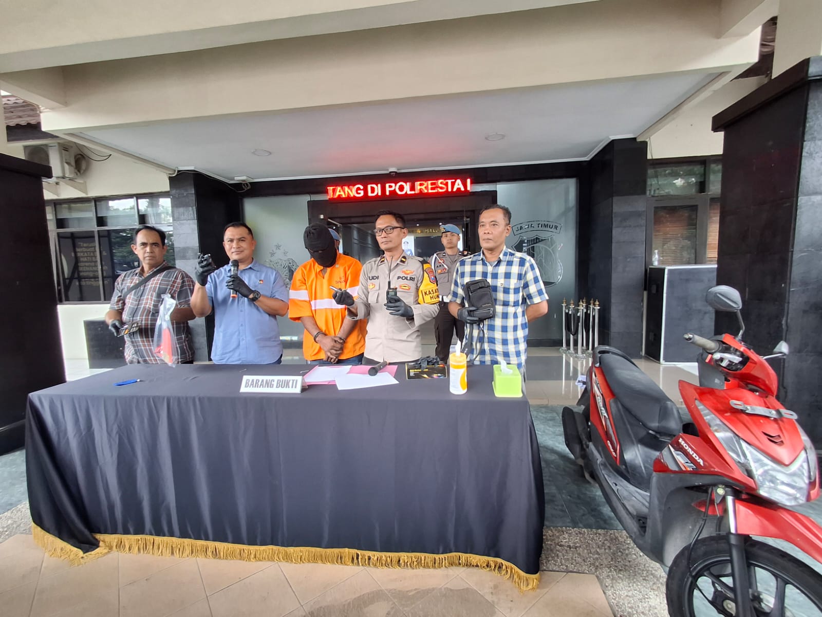 KEJAR PELAKU LAINNYA: Polisi menunjukkan sejumlah barang bukti yang digunakan anggota komplotan curanmor, kemarin. Mereka beraksi pada Rabu dini hari (1/1) di Lowokwaru.