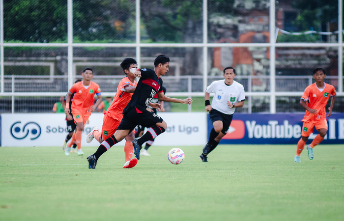 TANTANGAN BERAT: Pemain NZR Sumbersari (depan) berusaha menusuk ke pertahanan Persekabas  Pasuruan dalam laga pekan ke-5  Liga Nusantara, pekan lalu.