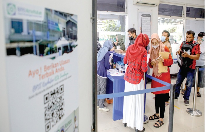 PERLU PERUBAHAN: Warga mengurus kepesertaan BPJS Kesehatan kemarin. DPRD Surabaya meminta data PBI dibenahi agar tepat sasaran
