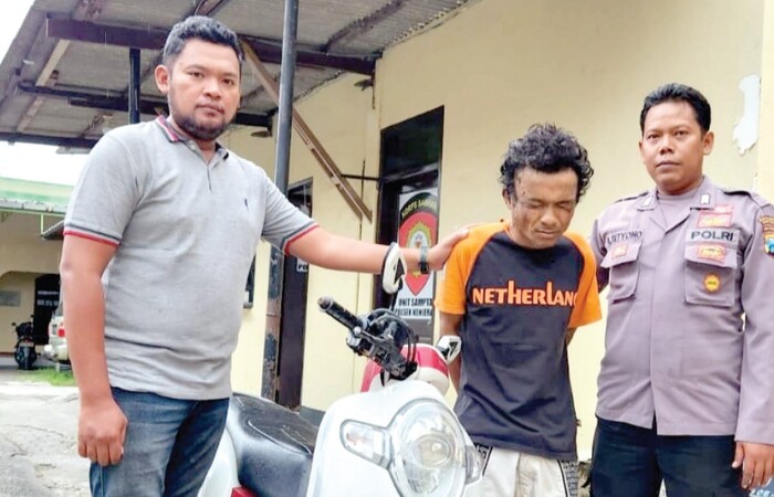 DIULANGI: Budi Eko Wahyudi (tengah) dan motor Honda Scoopy yang hendak dicurinya pada 23 Desember lalu.