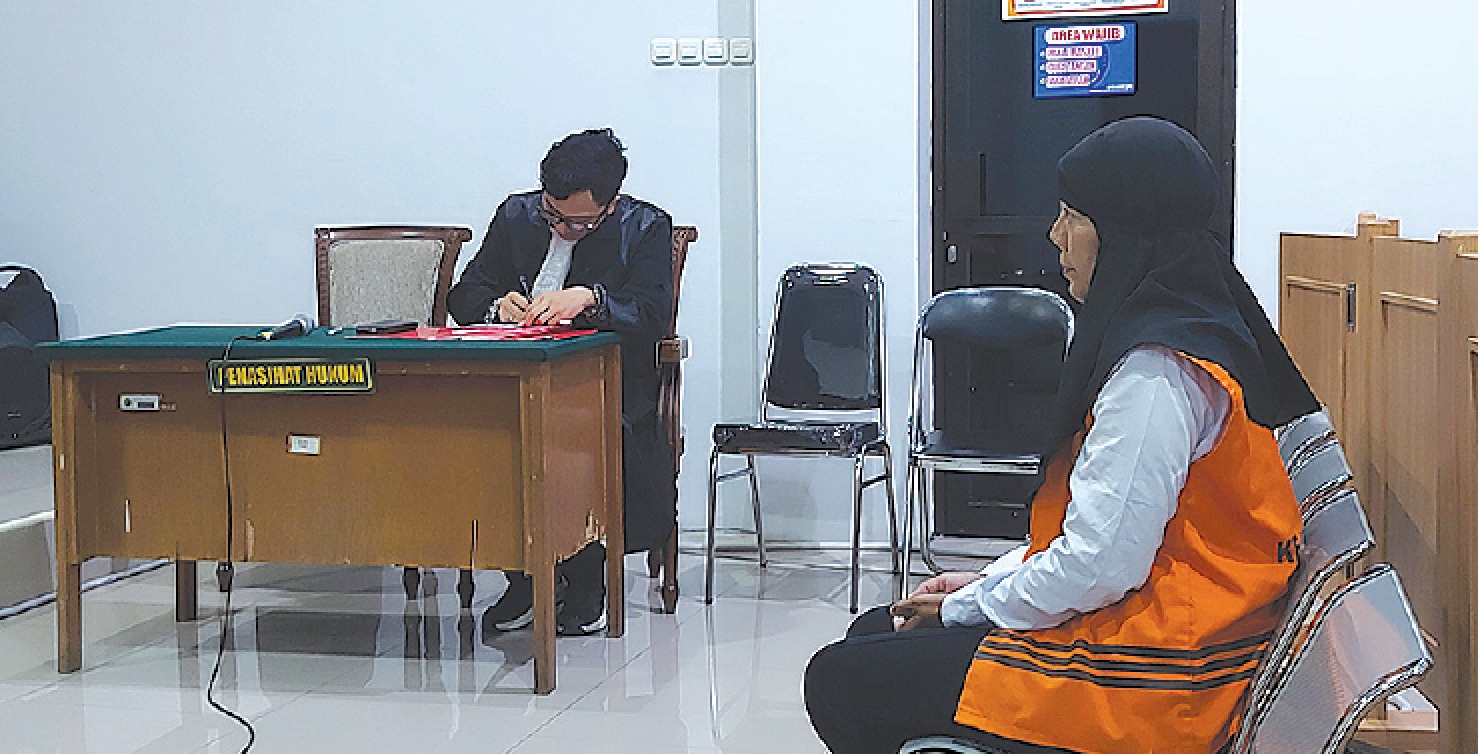 DIHUKUM BERAT: Rahma Damayanti, 50, menjalani sidang di Pengadilan Negeri (PN) kepanjen kemarin (2/1).