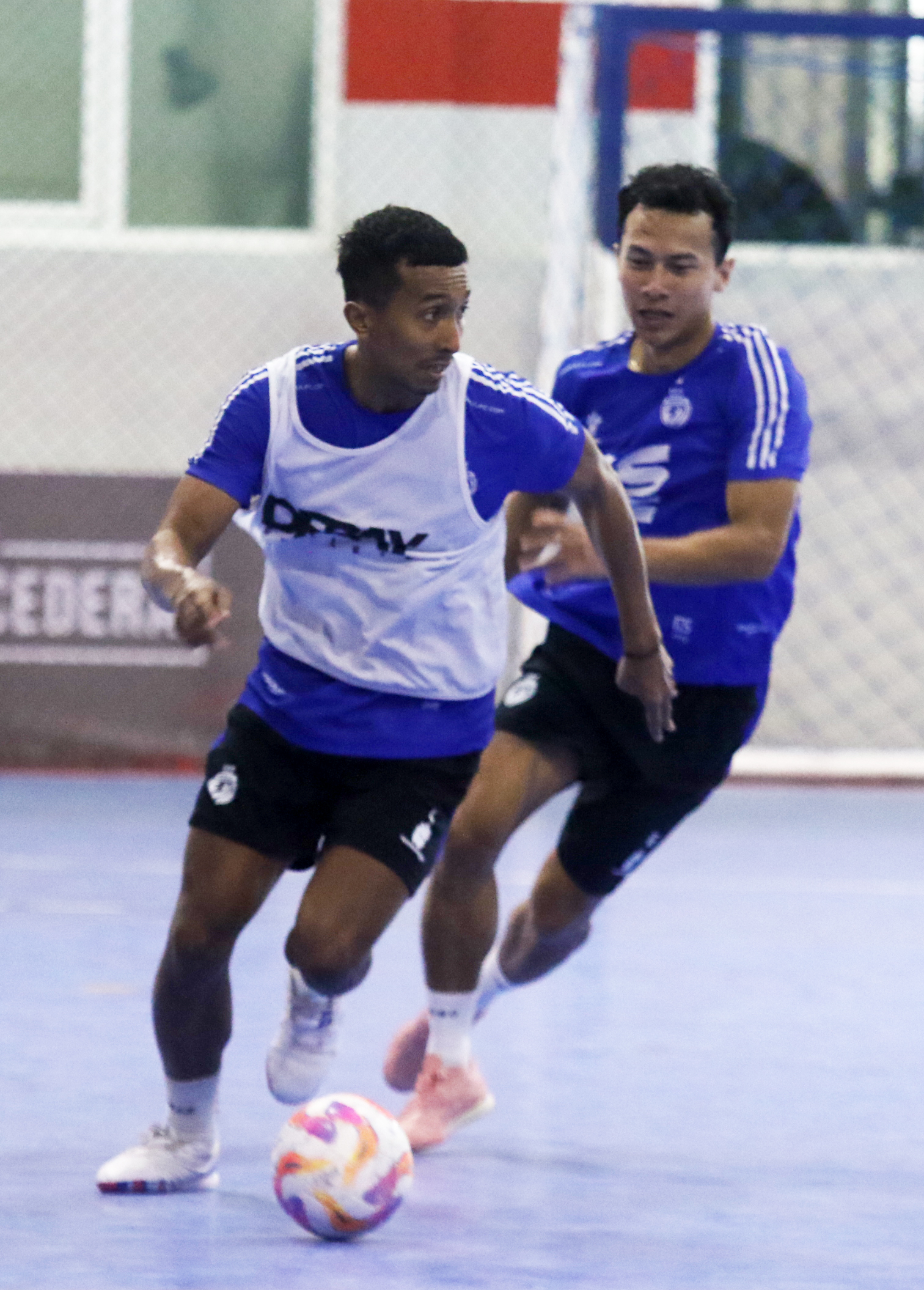 MOMEN SPESIAL: Iksani Fajar Lumaela  (depan) berusaha lepas dari penjagaan  Guntur Sulistyo dalam sesi latihan di  Unggul Sport Center, kemarin.
