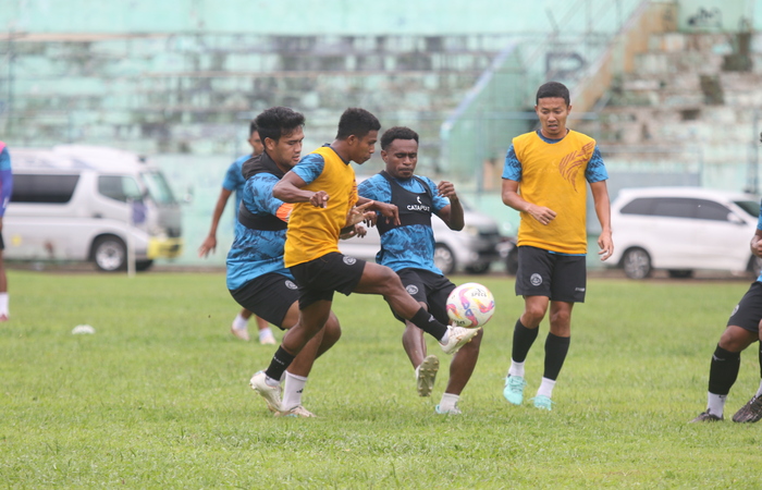 CARI YANG TERBAIK: Para pemain Arema FC menjalani sesi latihan di Stadion Gajayana, Kota Malang,  beberapa waktu lalu. Singo Edan akan menggunakan nakhoda asing pada putaran kedua.
