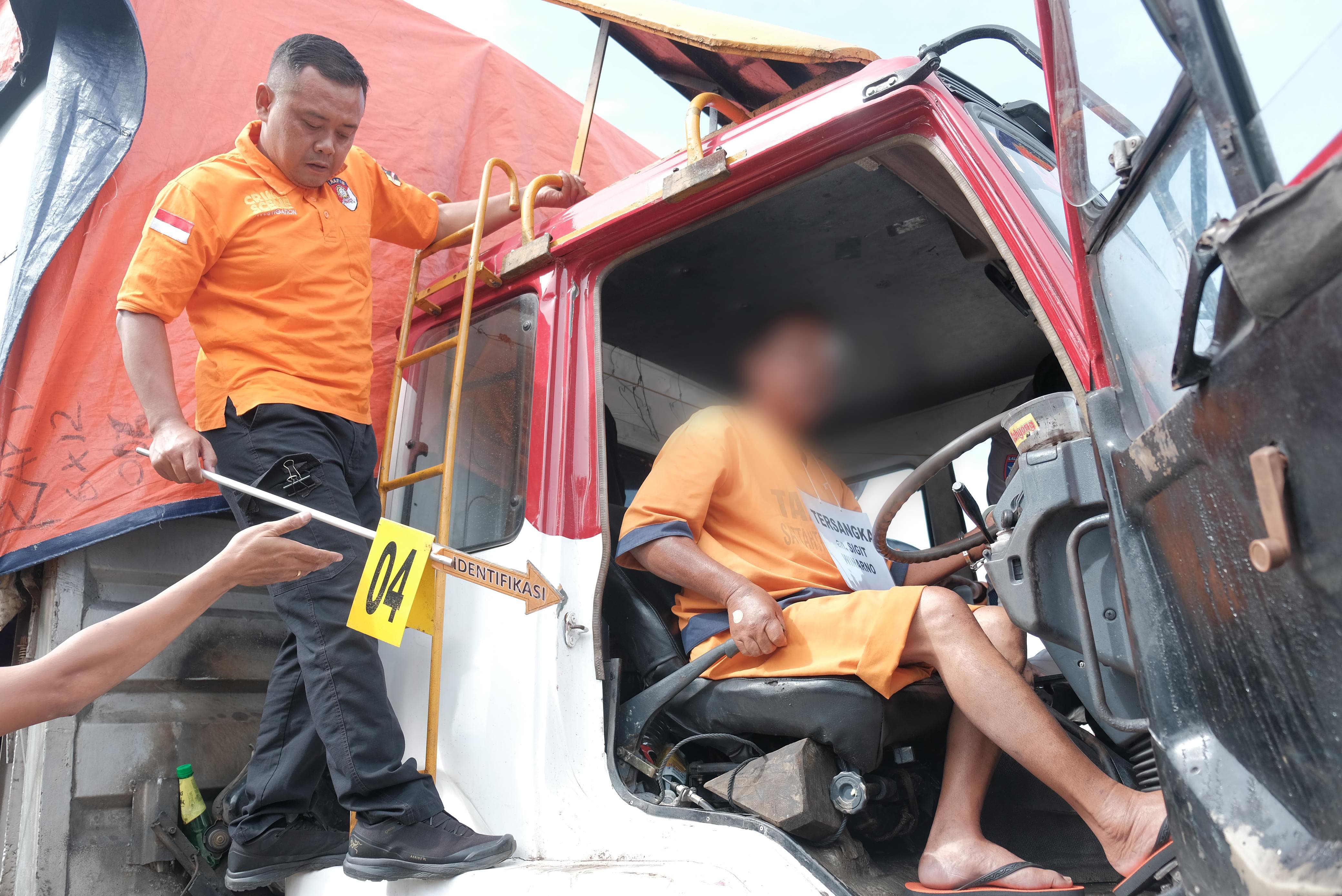 Rekonstruksi kecelakaan di ruas Lawang tol Malang Pandaan yang melibatkan truk dan bus pariwisata asal Bogor