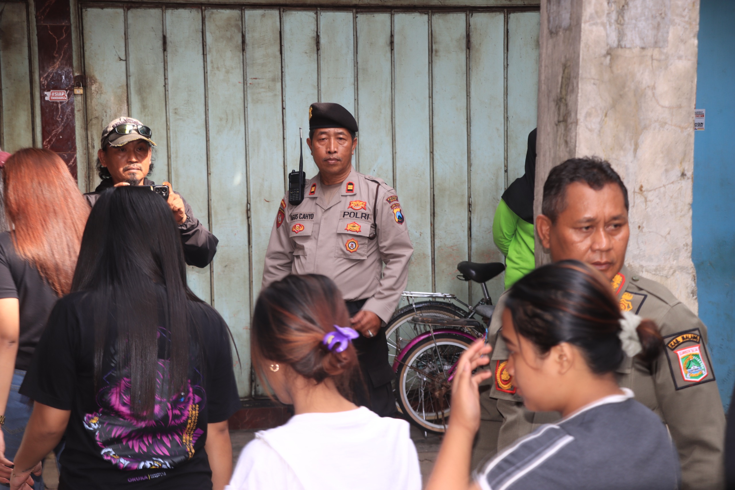Petugas gabungan Kabupaten Malang merazia warung warung kopi cetol di pasar Gondanglegi yang ditengarai jadi modus prostitusi
