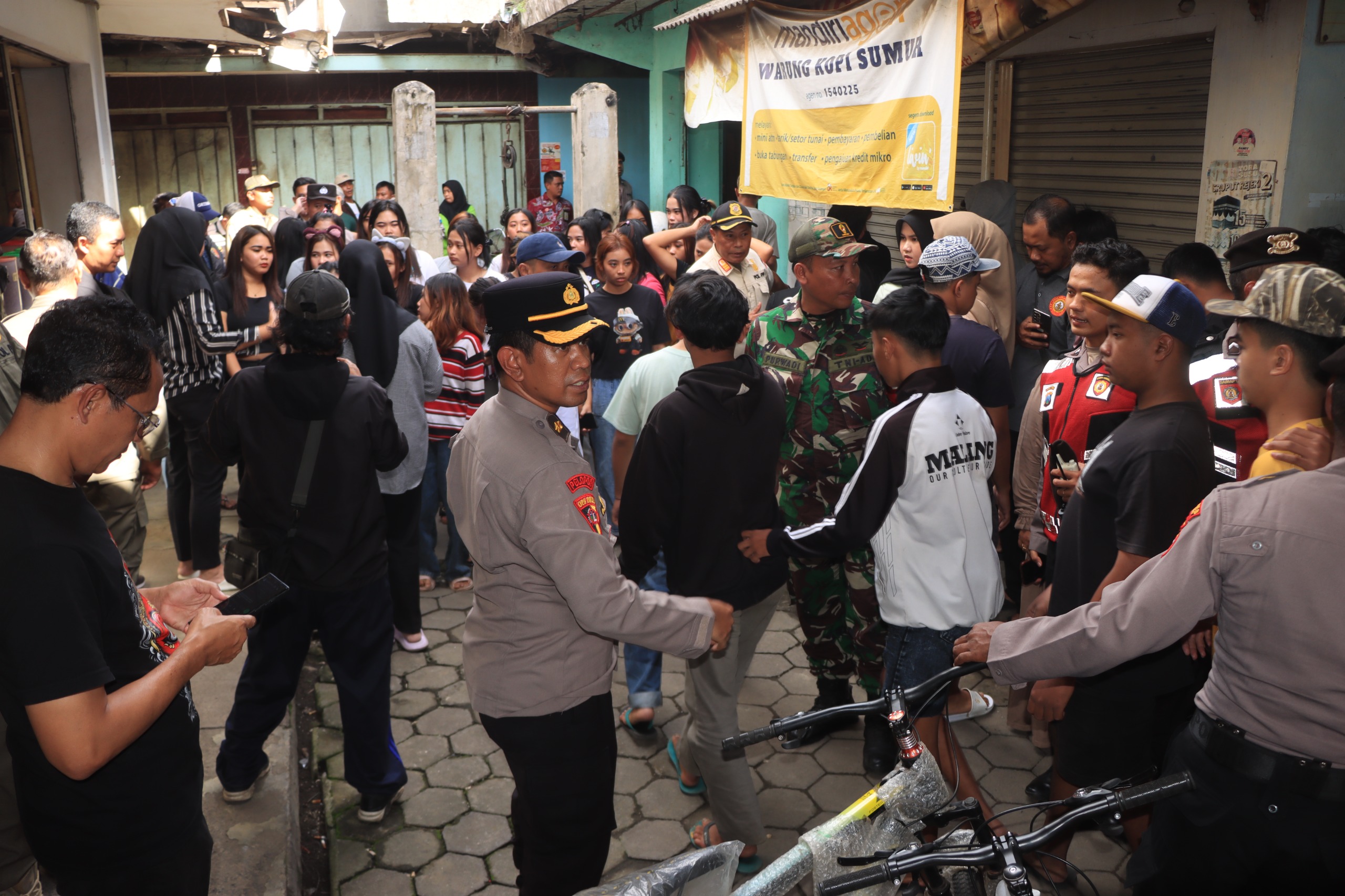 Kabagops Polres Malang Kompol M Bagus Kurniawan (depan bertopi) saat razia gabungan aparat di Pasar Gondanglegi menyisir kopi cetol