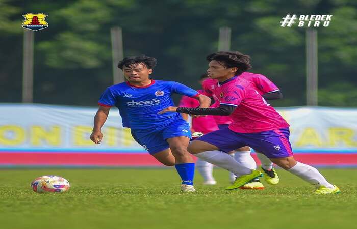 KEHILANGAN INDENTITAS: Pemain Arema Indonesia (kiri) berusaha merebut bola dalam laga uji coba melawan Persema Malang, beberapa waktu lalu.
