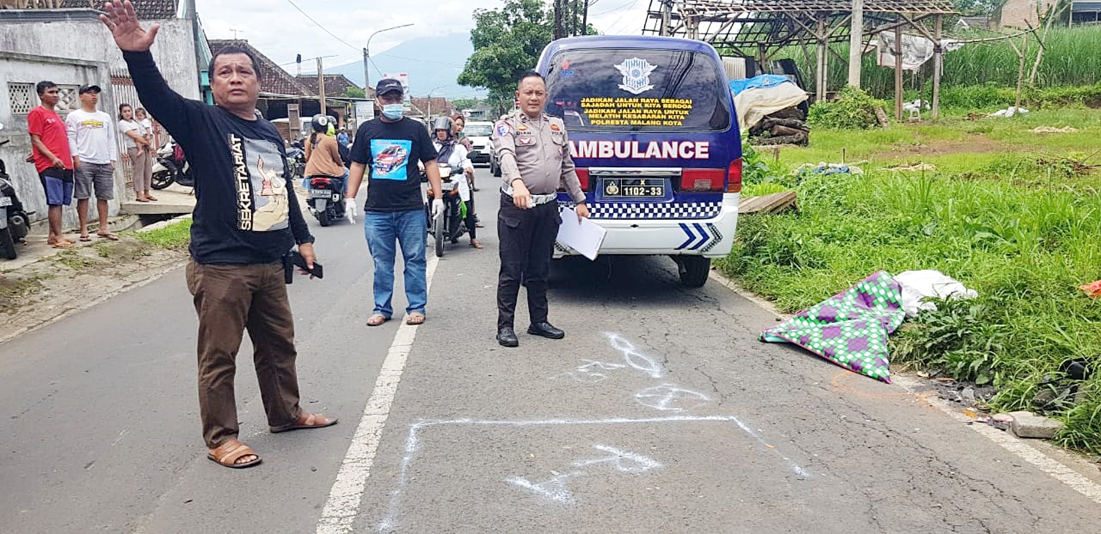 KEHILANGAN ANAK: Polisi melakukan olah TKP kecelakaan di Jalan Raya Tlogowaru, Kedungkandang, kemarin siang. POLRESTA MALANG KOTA FOR RADAR MALANG