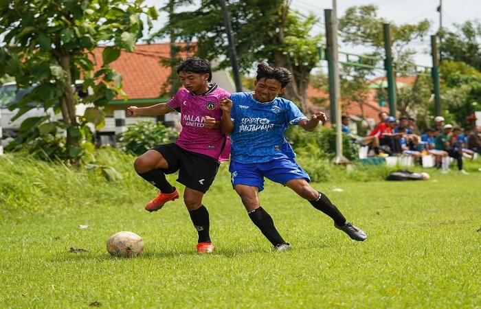 PUNYA PR: Pemain Malang United (kiri)  berduel dengan penggawa Persem Mojokerto dalam laga uji coba di Lapangan Arebo Keboharan, Sidoarjo, 26 Desember lalu.