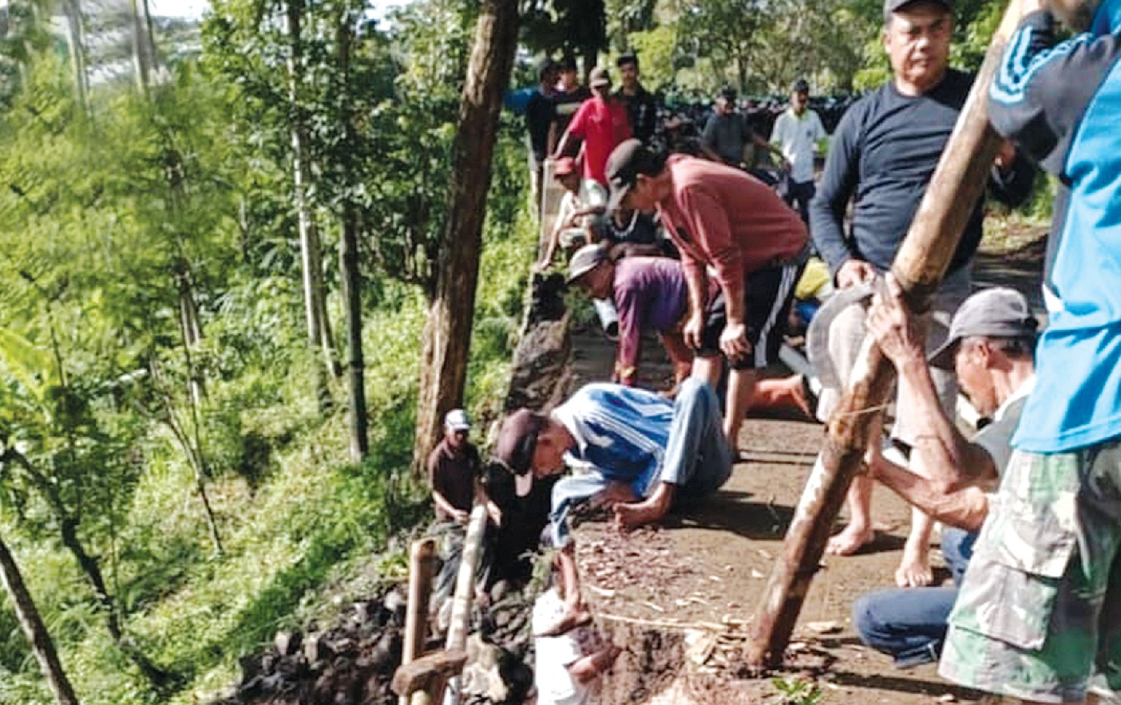 SIGAP: Penanganan lokasi yang terdampak longsor di Desa Karangrejo, Kecamatan Kromengan pada 31 desember lalu.