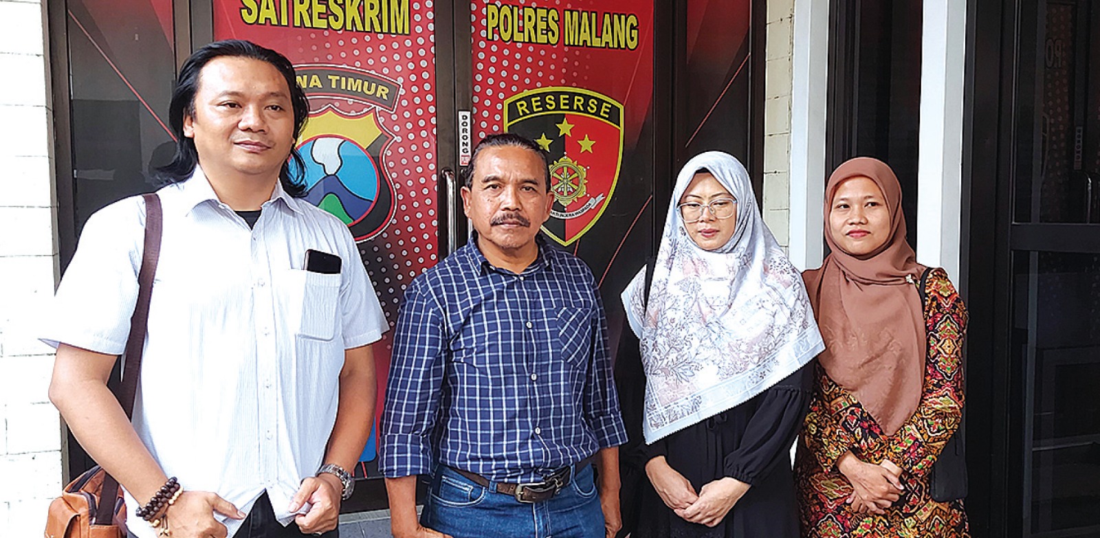 TERLAPOR: Ketua Yayasan salah satu  lembaga pendidikan di Pakis, Emy  Yuliastuti, 42 seusai menjalani  pemeriksaan di Polres Malang kemarin.