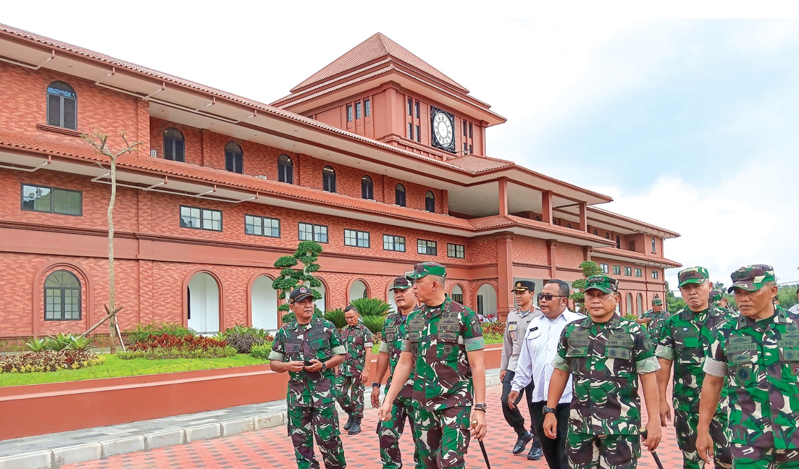PENDIDIKAN: Pangdam V/Brawijaya  Mayjen TNI Rudy Saladin (depan, tiga dari kiri) bersama jajaran meninjau  SMA Taruna Nusantara di Desa Dempok, Kecamatan Pagak,  Kabupaten Malang, kemarin (3/1).