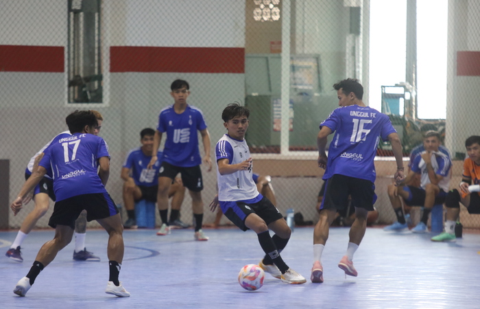 MATANGKAN PERSIAPAN: Para pemain Unggul FC Malang menjalani latihan tactical di Unggul Sport Center, Kamis lalu (2/1).