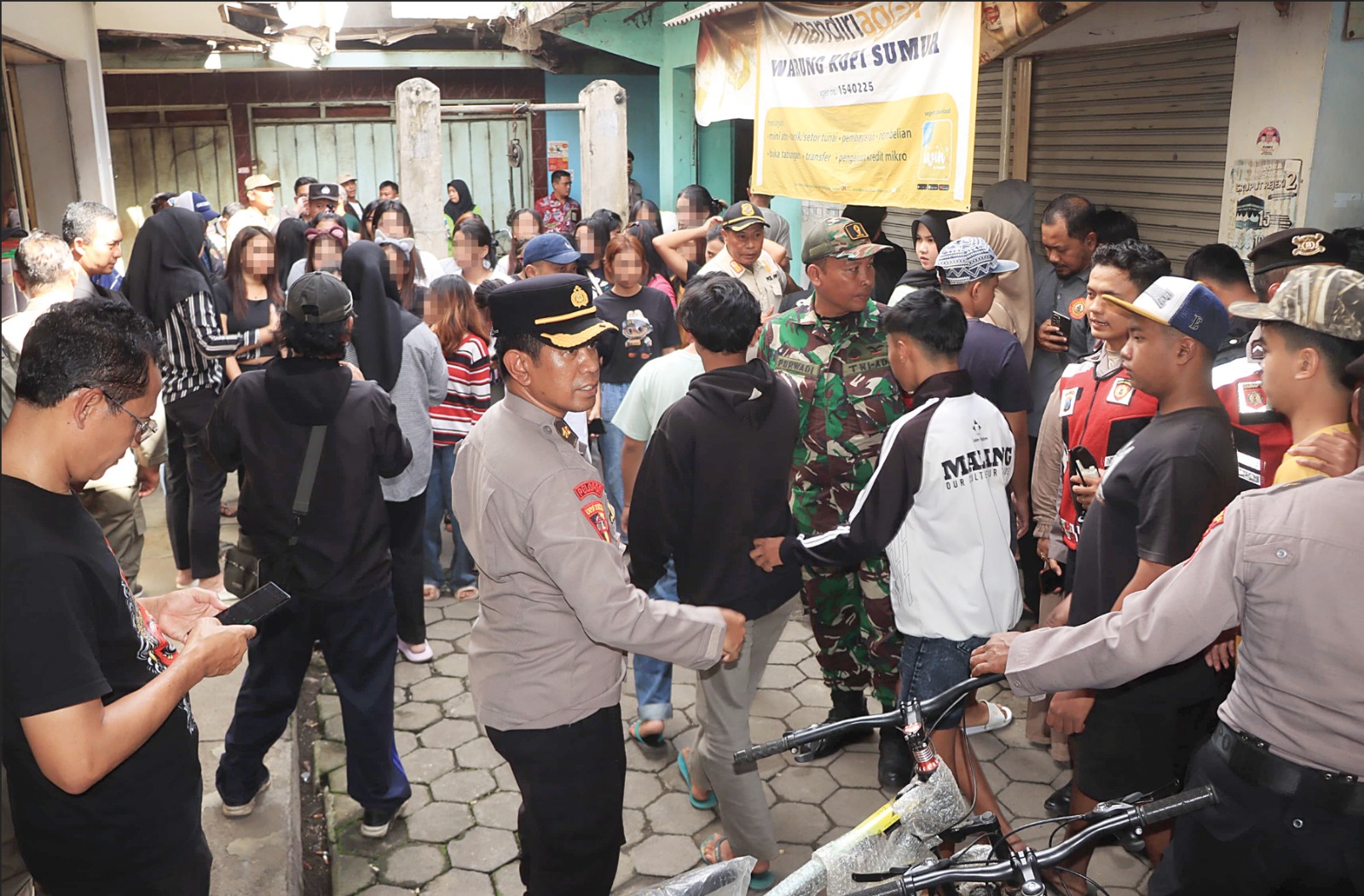 PREVENTIF: Petugas menggiring pengunjung dan pelayan kopi cetol untuk menjalani tes urine, kemarin. POLRES MALANG FOR RADAR MALANG