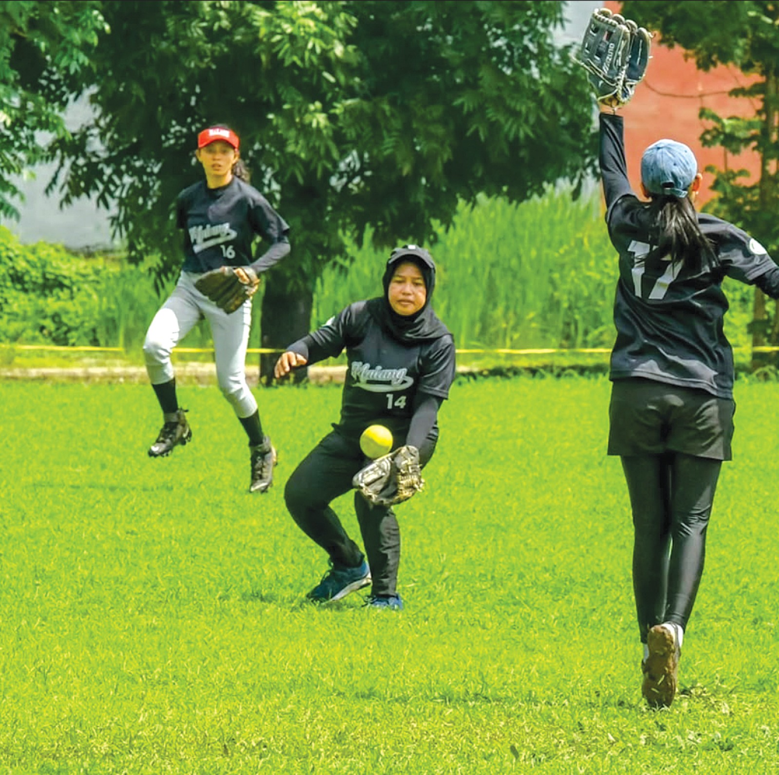 BERPRESTASI: Atlet Baseball dan Softball Kota Malang menjalani latihan rutin di Lapangan Rampal, beberapa waktu lalu. BASEBALL DAN SOFTBALL KOTA MALANG FOR RADAR MALANG