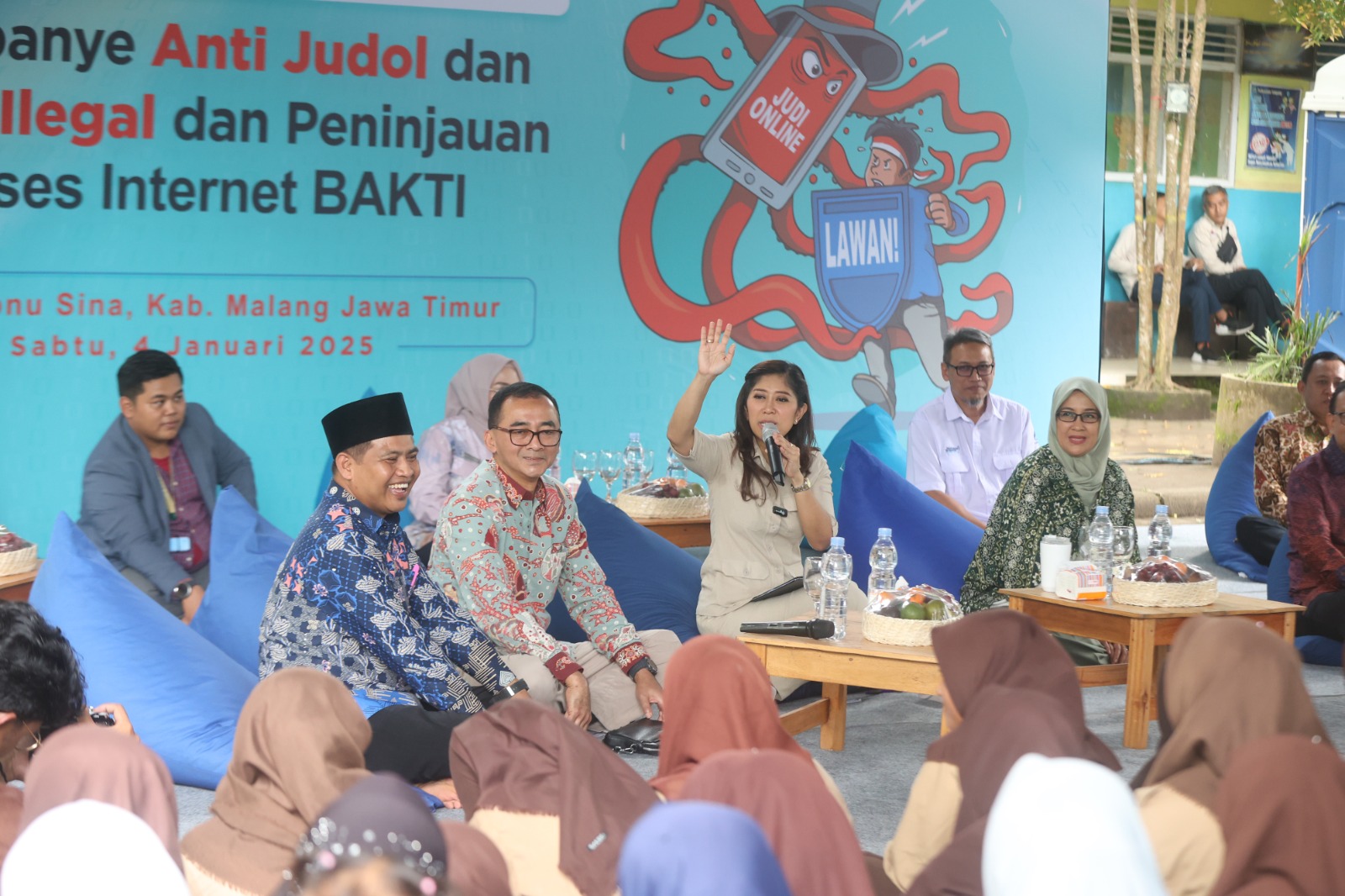 BERI PERHATIAN: Menteri Komdigi RI Meutya Hafid (pegang mic) mengunjungi MTS Ibnu sina di Desa Kidal, Kecamatan tumpang, kemarin. sebelum ke sana, dia sempat mengunjungi Kampung Keramik Dinoyo.
