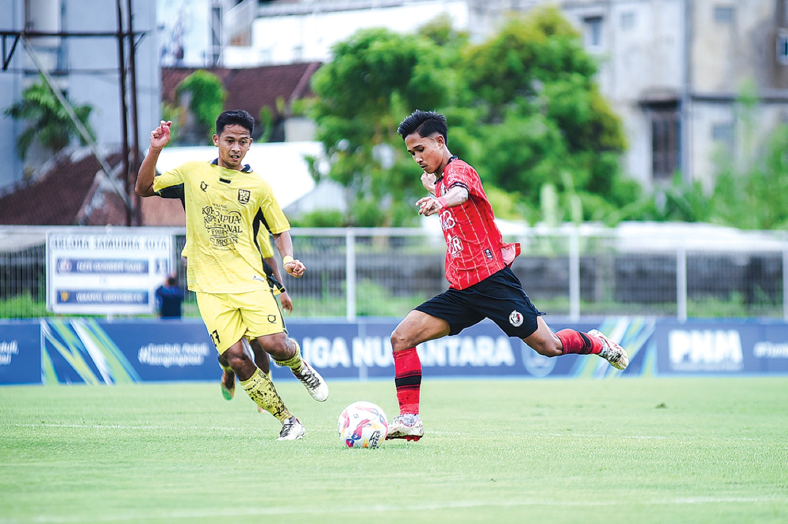 JAGA ASA LOLOS: Jonathan Arya (kanan) berusaha menerobos pertahanan Waanal Brothers FC dalam laga pekan ke-6, pekan lalu. NZR SUMBERSARI FOR RADAR MALANG
