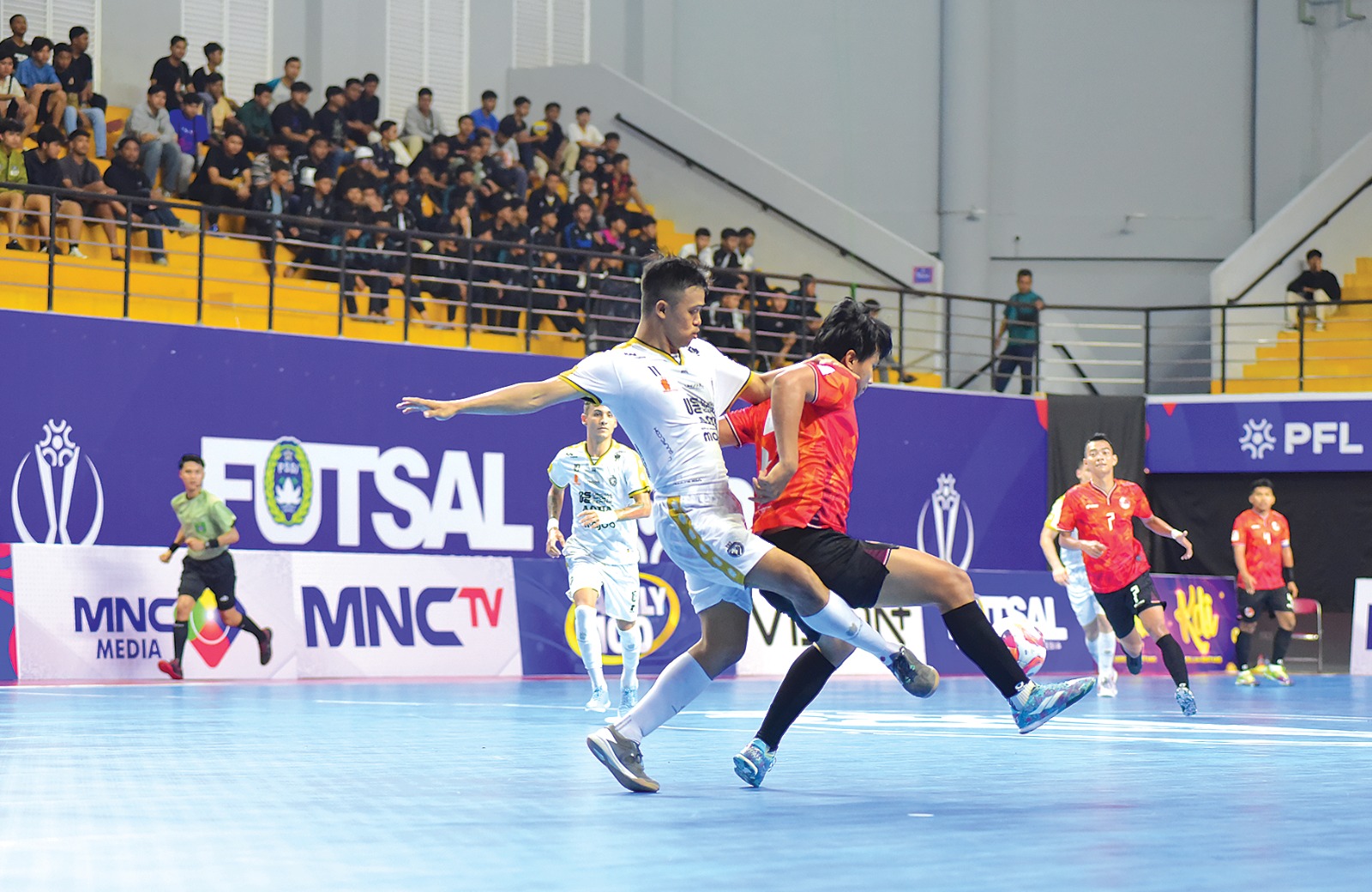 TAMPIL BEDA: Penggawa Unggul FC Malang Anton Cahyo (jersey putih) menempel ketat pemain Halus FC dalam laga PFL pekan pertama, 21 Desember. UNGGUL FC MALANG FOR RADAR MALANG