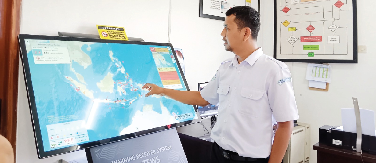 WASPADA: Kepala BMKG Stasiun Geofisika Kelas III Malang Mamuri menunjukkan Warning Receive System (WRS) gempa bumi di kantornya, Jumat lalu (3/1). Salah satu fungsinya untuk menerima informasi gempa