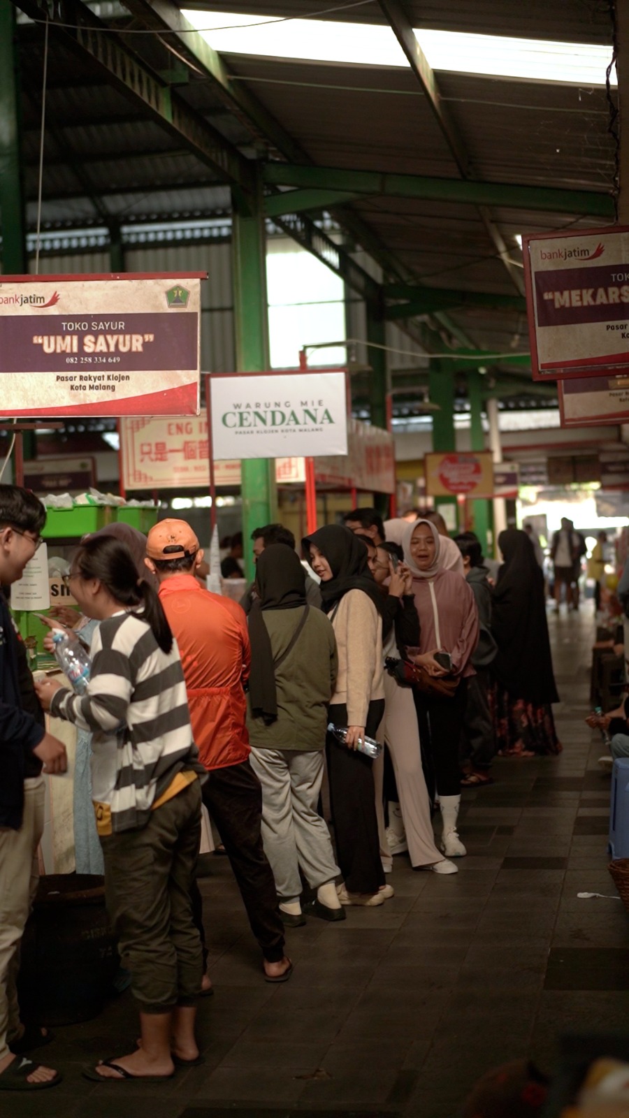 HARUS SIAP ANTRE: Mie Cendana jadi salah satu varian kuliner paling banyak diburu di Pasar Klojen. ATIKA CANDRA FOR RADAR MALANG
