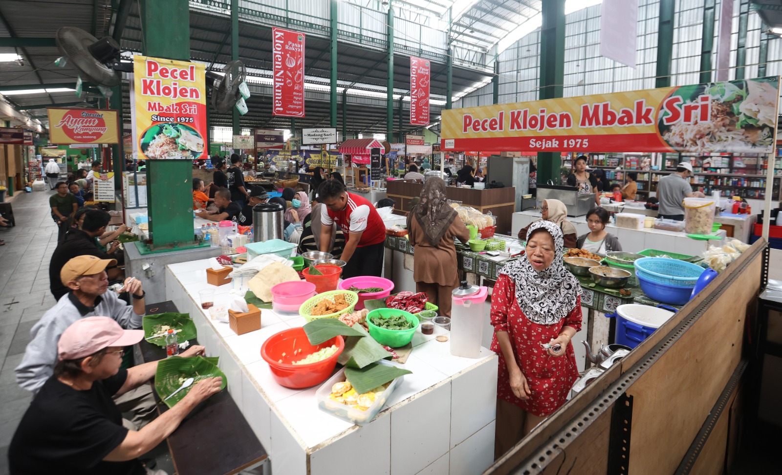DONGKRAK KUNJUNGAN: Sentra kuliner di Pasar Klojen selalu ramai sejak pagi sampai sore hari. Beragam varian makanan dan minuman tersaji di sana. DARMONO / RADAR MALANG