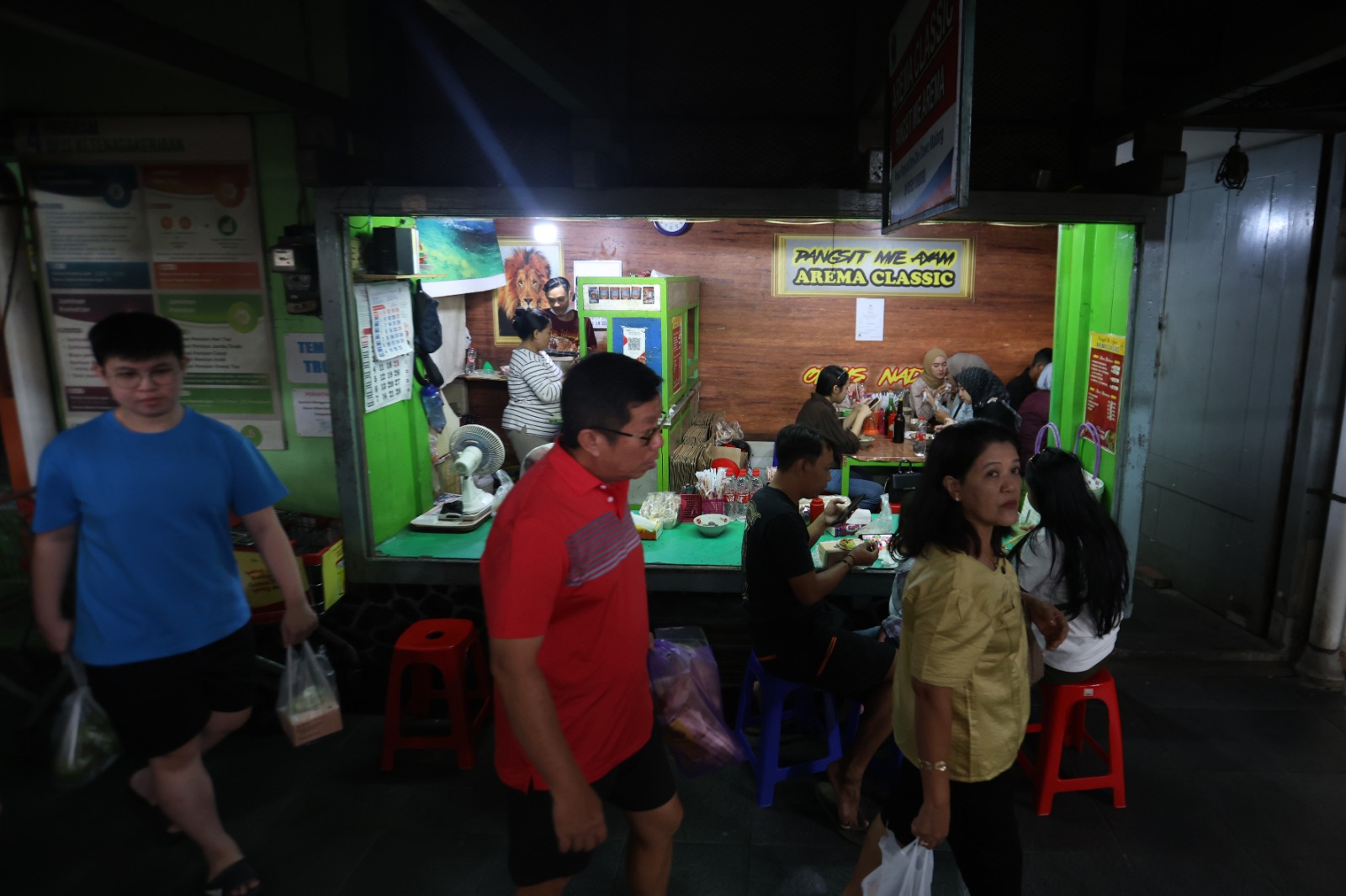 DIMINATI SEMUA KALANGAN: Vibes berbeda ketika menikmati kuliner di pasar tradisional menjadi daya tarik tersendiri.