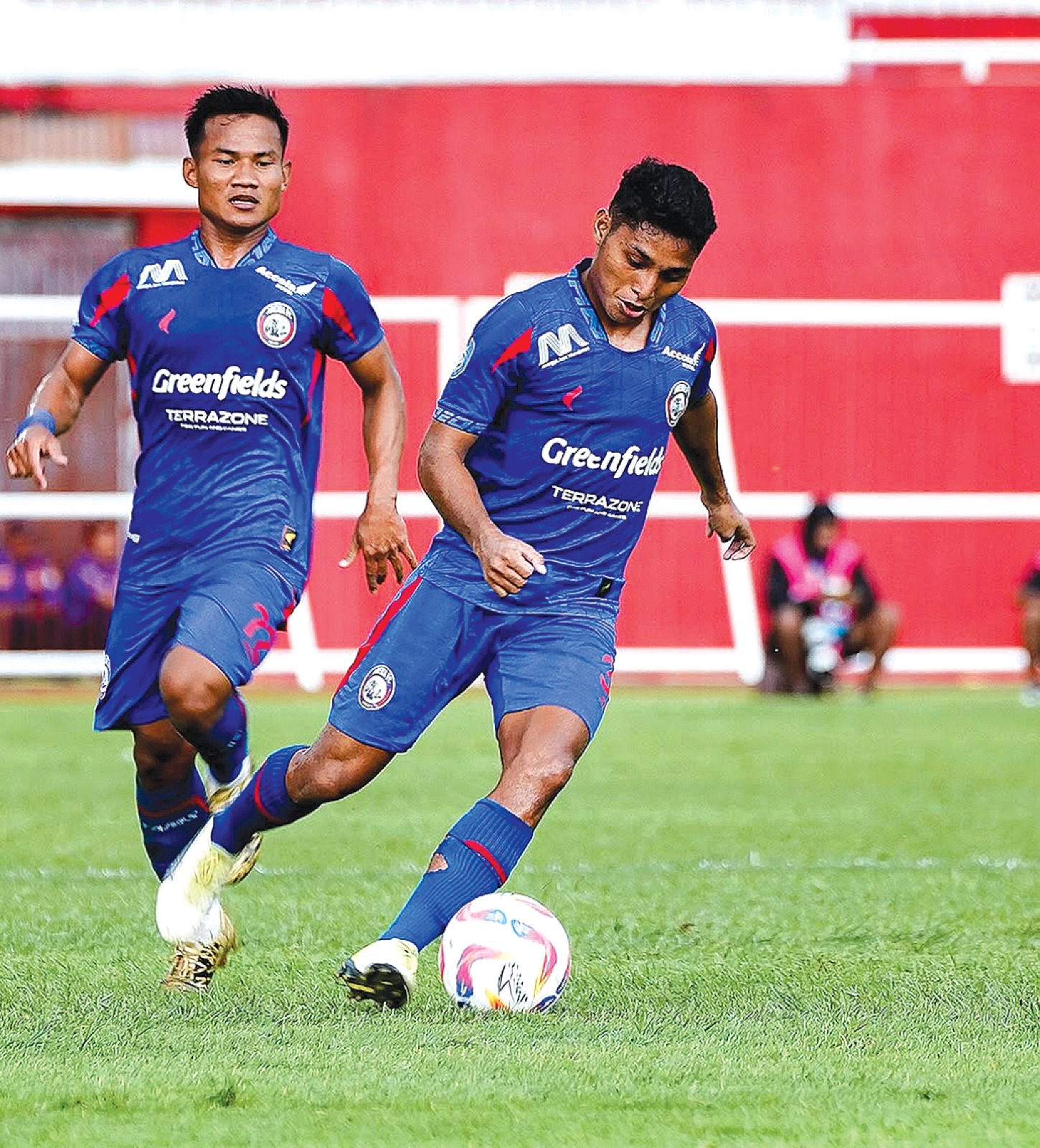 PERBANYAK KOLABORASI: Salim Tuharea memperkuat Arema FC dalam laga melawan PSBS Biak di Stadion Soepriadi, 21 Desember lalu. MEDIA OFFICER AREMA FC FOR RADAR MALANG