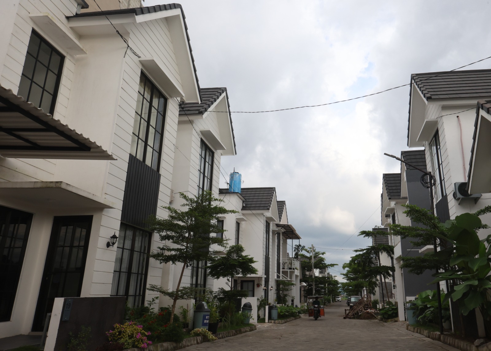 KOMERSIAL: Rumah dengan harga di kisaran Rp 600 juta banyak diminati pada penjualan akhir 2024 dan awal 2025. para pengembang banyak menggunakan desain yang mengutamakan efisiensi lahan. DARMONO