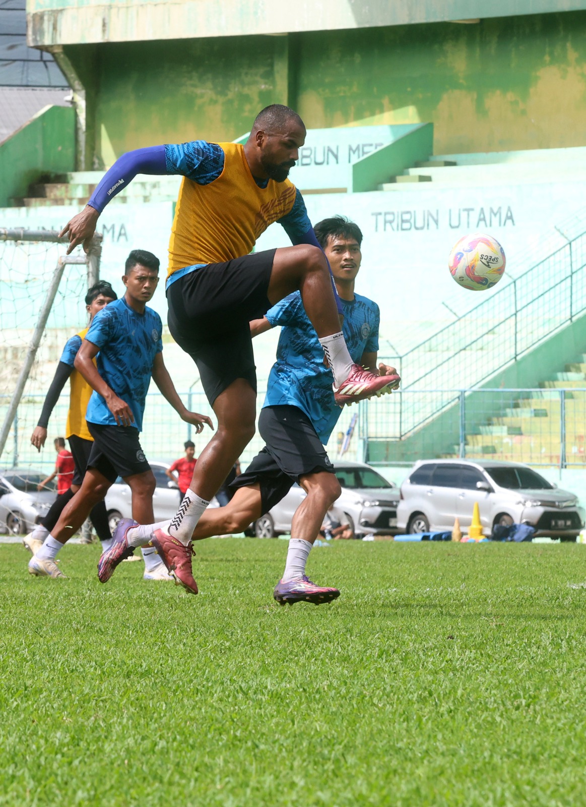 TIDAK LAGI MUSAFIR: Thales Lira berhasil menghalau bola dalam sesi latihan di Stadion Gajayana, Sabtu lalu (4/1). Arema FC tidak harus menjamu lawannya di Stadion Soepriadi, Blitar. DARMONO