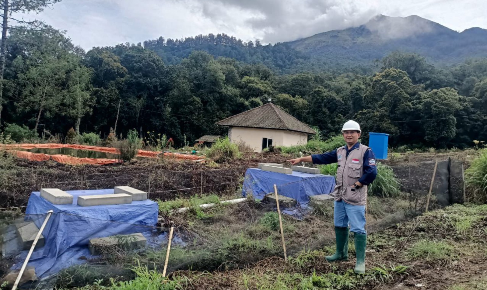 MAGDAS: Prof Sukir Maryanto menunjukkan alat pendeteksi bencana vulkanologi yang sudah dipasang di dekat Laboratorium Brawijaya Vulcano and Geothermal Research Center, Cangar, Desa Sumberbrantas.