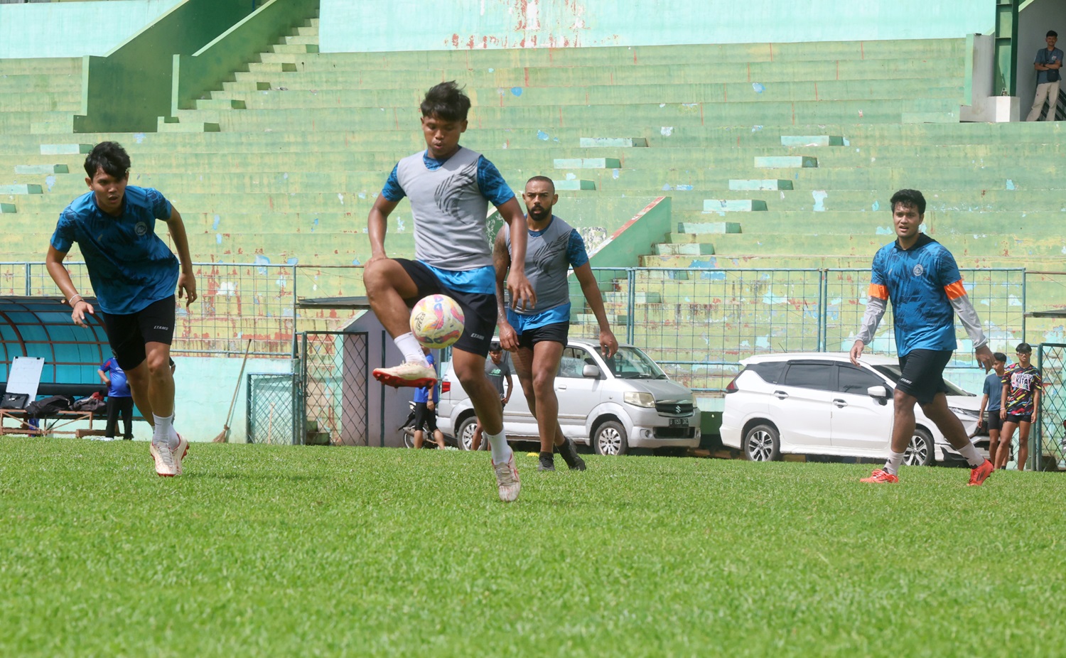 TAMBAH KEKUATAN: Aswin (tengah) mengontrol bola dalam sesi latihan Arema FC di Stadion Gajayana, Sabtu lalu (4/1). DARMONO/RADAR MALANG