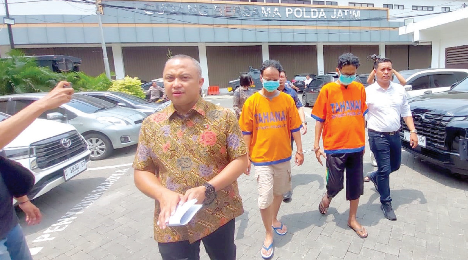 TERUS DIDALAMI: Dua pelaku kasus casting iklan fiktif digiring ke Mapolda Jatim pada 16 Desember lalu. DOKUMEN JAWA POS
