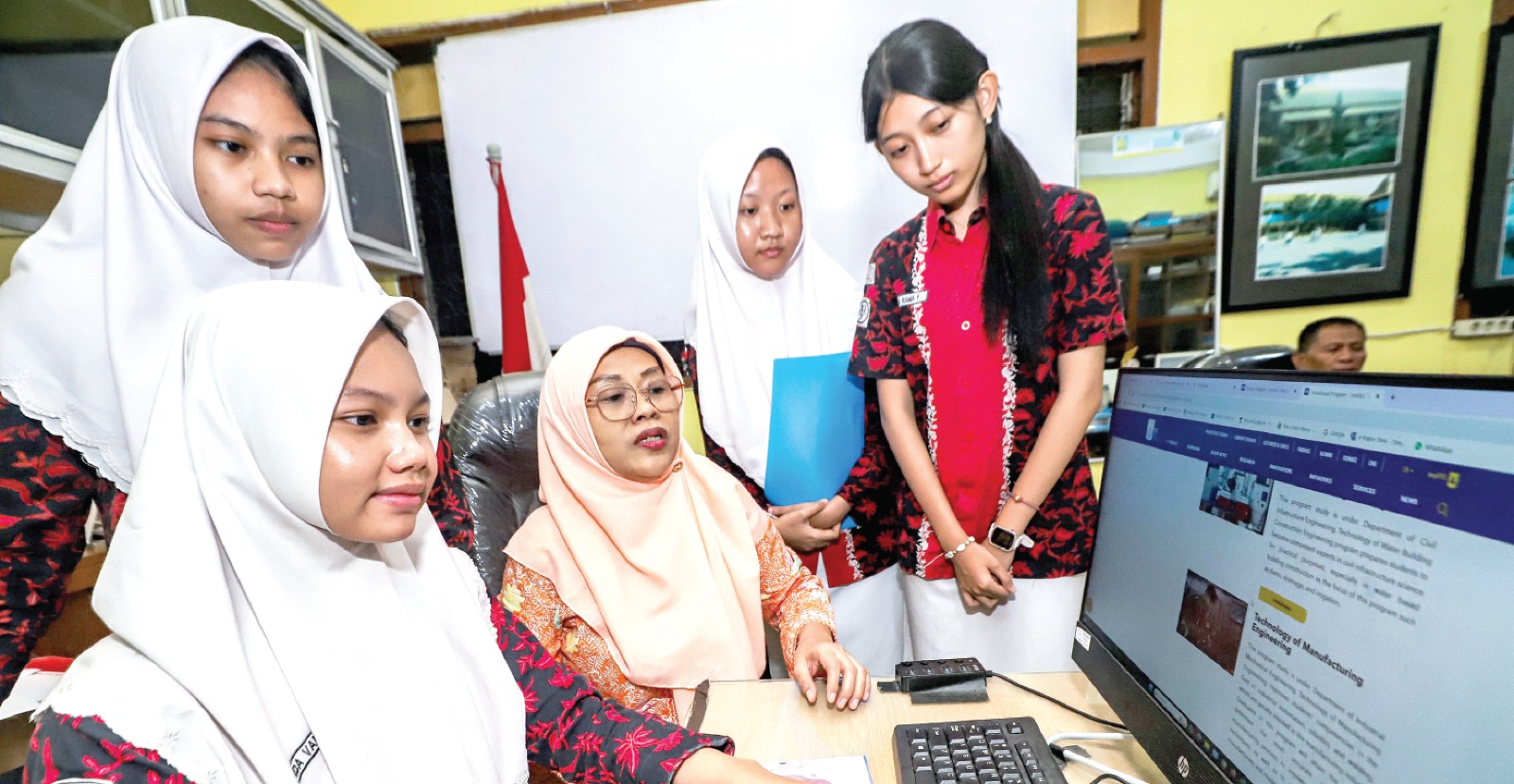 CEK DATA: Siswa SMAN 6 Surabaya mengakses situs salah satu perguruan tinggi negeri pada Jumat (3/1). RIANA SETIAWAN/JAWA POS
