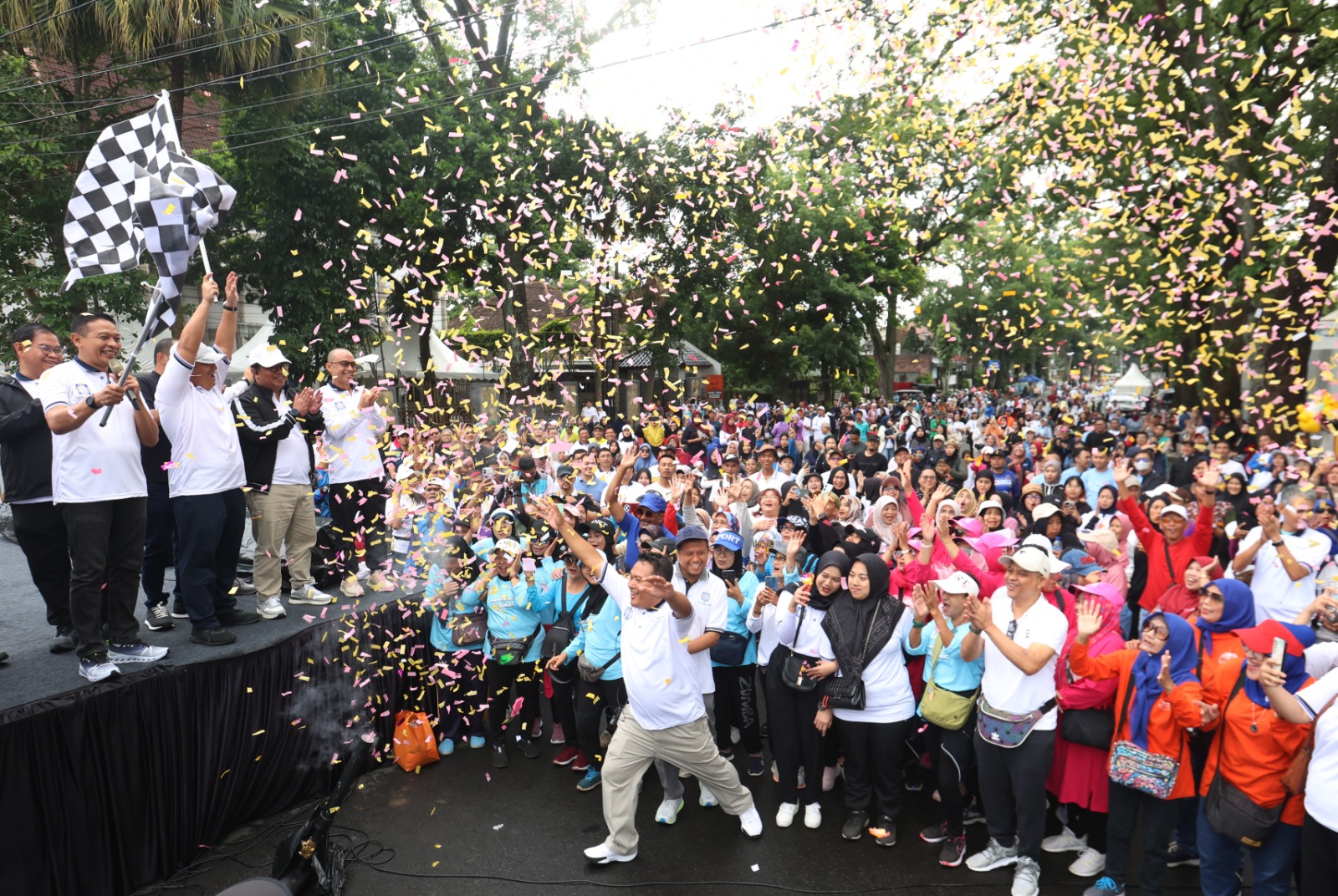 MERIAH: Wali Kota Malang Terpilih Wahyu Hidayat (kiri) dan Ketua Apersi Korwil Malang Raya Doni Ganatha mengibarkan bendera start pada acara fun walk di area Car Free Day Jalan Ijen kemarin (5/1).