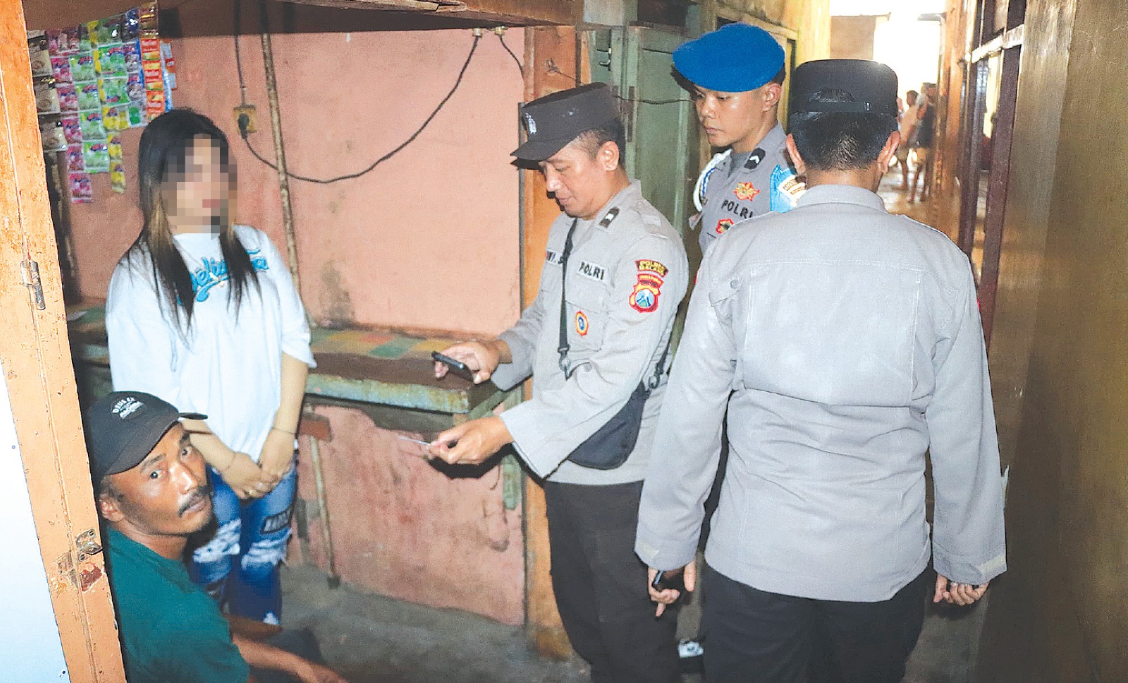 PEMERIKSAAN: Tim dari Polres Malang memeriksa identitas seorang perempuan di warung kopi cetol area Pasar Gondanglegi pada Sabtu lalu (4/1). HUMAS POLRES MALANG FOR RADAR KANJURUHAN
