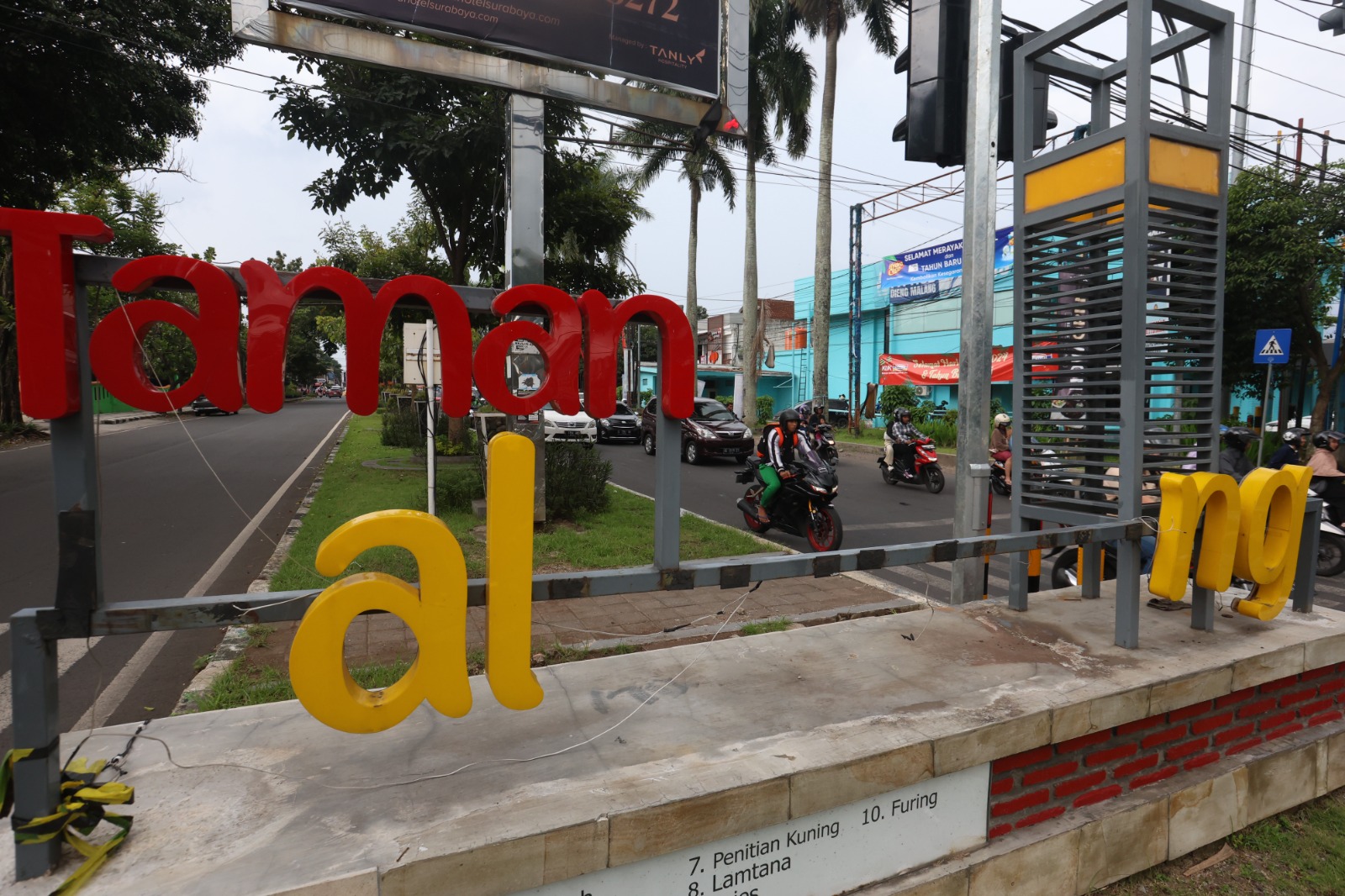 SEGERA DIPERBAIKI: Kondisi signage Taman Galunggung sebagian hilang karena dirusak pada 30 Desember lalu. DARMONO/RADAR MALANG