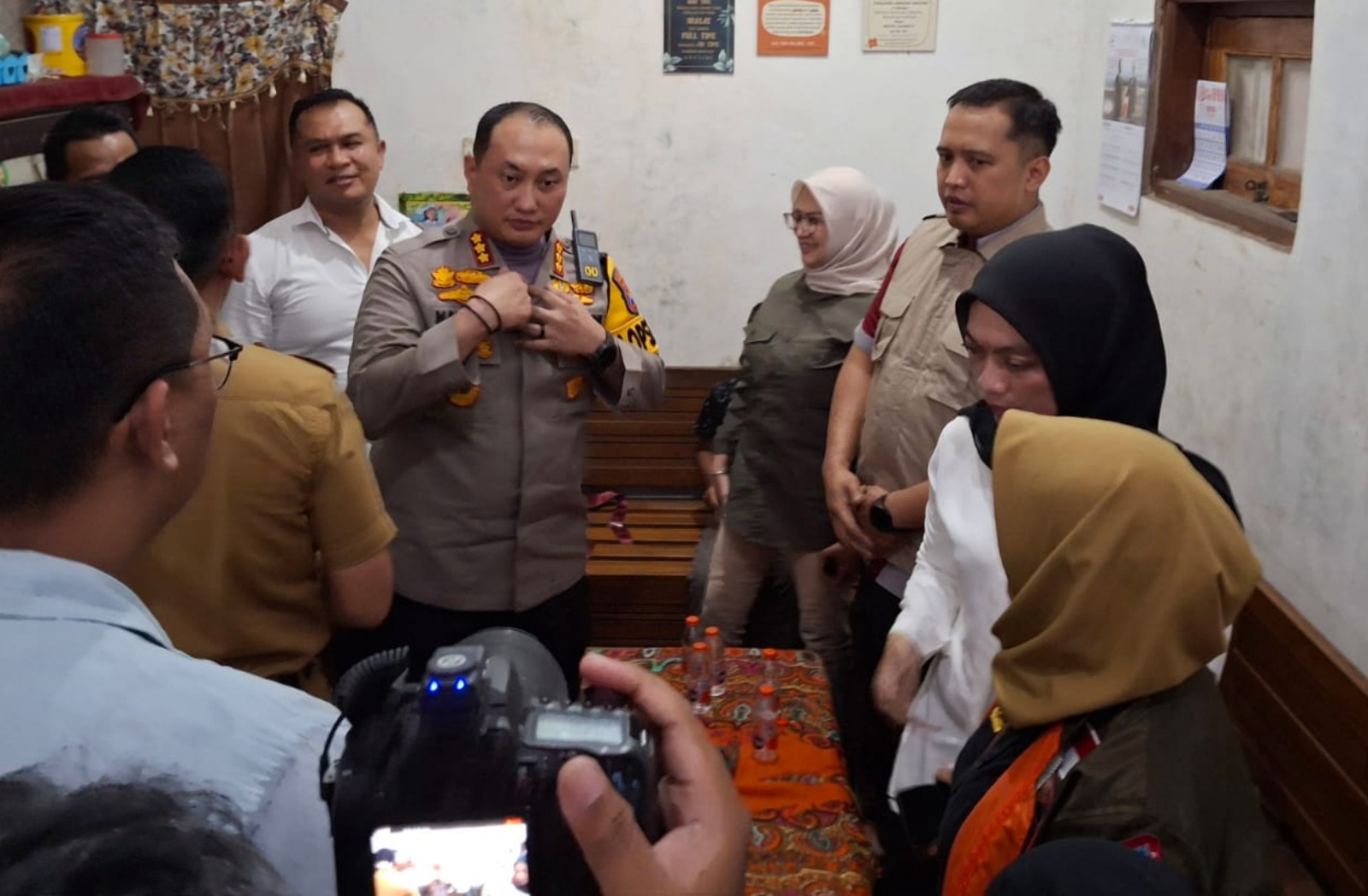 KUNJUNGAN: Polisi dan sejumlah perwakilan instansi terkait mengunjungi salah satu korban kemarin (6/1) untuk meminta keterangan dan memberikan pendampingan. NABILA AMELIA/RADAR MALANG